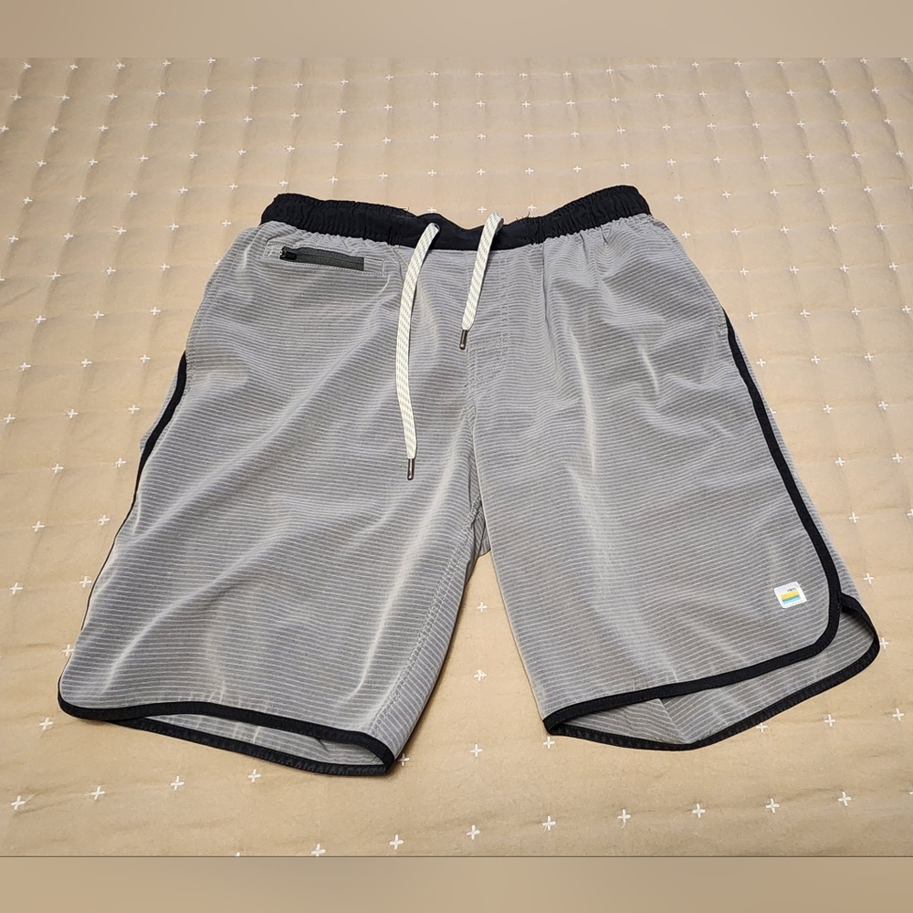 Vuori banks shorts size medium grey striped 8" length